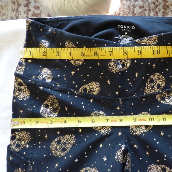 TORRID ACTIVE CROP LEGGING - PERFORMANCE CORE FOIL STAR & SKULL BLACK 0 L 12 - Picture 9 of 10